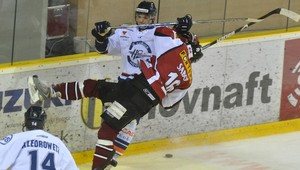 Nováčik skolil lídra historicky prvou výhrou v play off