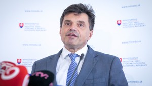 Peter Plavčan odstúpil z funkcie ministra školstva, chce chrániť svoju rodinu