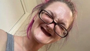 Keď sa namaľuje a vloží protézu, muži sú z nej hotoví: Je to naozaj tá istá žena?