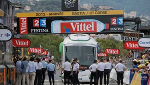 Víťazom prvej etapy sa stal autobus Orica-GreenEdge! Dostal pokutu