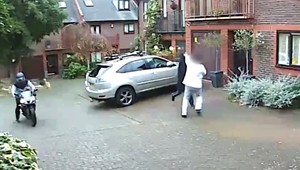 VIDEO: Prichytil ich pri pokuse o krádež, napadli ho jeho vlastnými nunčakmi