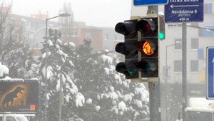 Pozor, na semafore už svieti oranžová! Brzda alebo plyn?