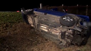 Vážna nehoda: Pri prevrátení auta z neho vypadli drogy