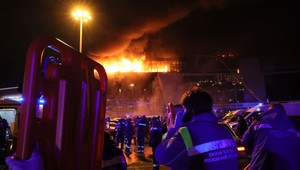 Len 15-ročný chlapec zachránil pri útoku v Moskve stovku ľudí. Pracoval ako šatniar