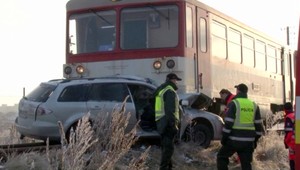 Vlak tlačil auto 100 metrov. Vodič (†28) zrážku neprežil