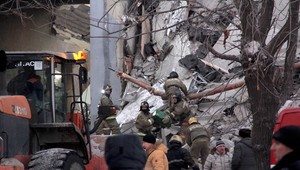 V ruinách zrútenej budovy sú ešte štyri obete. Záchranári im dávajú minimálnu šancu