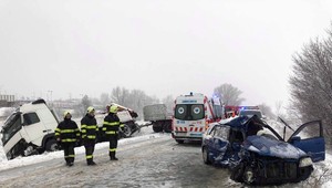 Vážna nehoda na Záhorí. Mladá žena sa vážne zranila po zrážke s iným autom