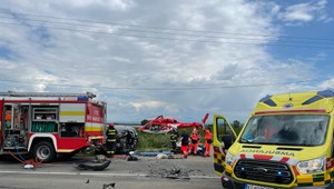 FOTO: Po čelnej zrážke pomáhali leteckí záchranári, v aute sa viezli dve osoby a dieťa