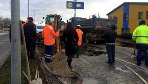 Na Račianskej ulici prasklo vodovodné potrubie, na mieste sú obmedzenia