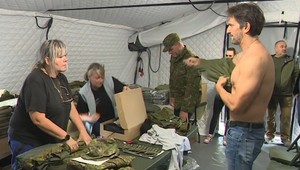 Prezident Pellegrini a Robert Kaliňák nastúpili do obranných síl. Toto sa dialo v zákulisí