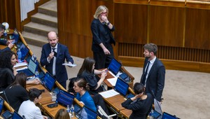 Nás ani slobodné médiá neumlčíte, hovorí Šimečka. Takto opozícia reagovala na zrušenie RTVS