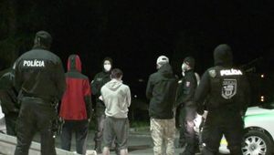 Policajti zadržali štyroch mladíkov. V aute im našli náboje do samopalu