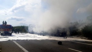 Pri vážnej nehode auta s kamiónom došlo k požiaru. Vodič auta zrážku neprežil