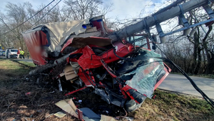 Obce bez elektriny: Nákladné auto vrazilo do stĺpa s elektrickým vedením