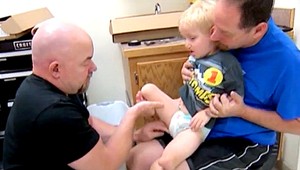 Chlapčekovi vzala choroba obe končatiny, dostane nohy transformera