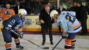 Hokejový sviatok v Poprade s Bondrom a Šatanom lákal fanúšikov