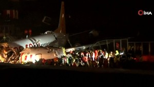 VIDEO: Kuriózna nehoda na tureckom letisku. Trup lietadla pri pristávaní rozlomilo na dve časti