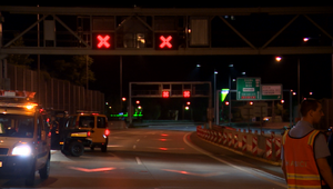 Po zjavnej jazde pod vplyvom odmietol fúkať. Napokon vytiahol služobný policajný preukaz