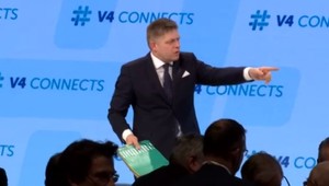 Premiér si nedáva servítku pred ústa. Obul sa do migrantov aj moslimov