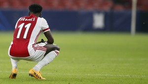 Problémy hviezdy Ajaxu. Hráč mal dobodať príbuzného