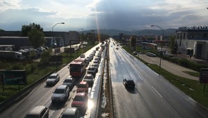 Ľudia sa zberajú na sviatky domov, na cestách sa tvorili kolóny
