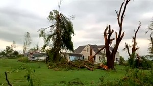 VIDEO: USA zasiahli stovky tornád. Desaťtisíce ľudí je bez elektriny