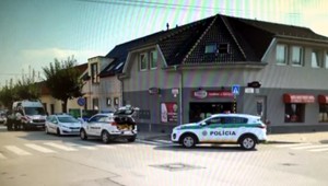 Dráma v Pezinku. Barmanka mužovi odmietla naliať, hodil po nej stoličku