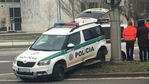 Zrážku policajného auta s osobným si odniesol ostrovček v strede križovatky
