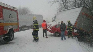 Hromadná nehoda pri Púchove, cesta je uzavretá v oboch smeroch
