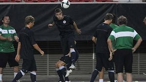 Slovan v Aténach trénoval, v obrane nastúpia Božič a Simao