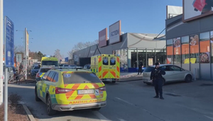 Krvavé ráno v obchode: Útočník napadol nožom dvoch ľudí, zraneniam podľahli