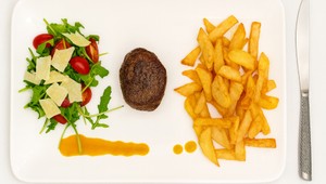 Steak z hovädzej sviečkovice, domáce steakové hranolky a rukolovo-paradajkový šalát