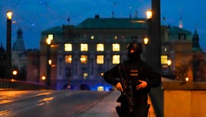 Mesiac po tragédii na univerzite v Prahe si uctia obete streľby, čiastočne sa otvorila Filozofická fakulta