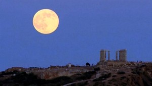 Nad starovekým chrámom sa objavil obrovský Mesiac