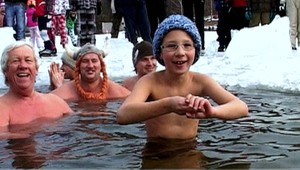 Ľadový medveď Števko (9), po kúpaní pri -10 nekýcha...