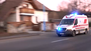 Tragický večer na ceste. Čelná zrážka si vyžiadala život, ďalší sú zranení