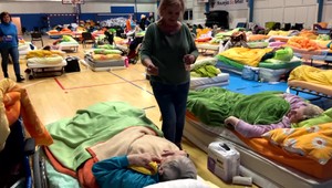 Seniorov z vyhoreného domu dôchodcov ubytovali v nemocnici a v športovej hale