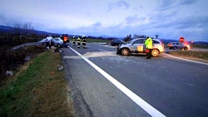 Nehoda pred Zvolenom. Vodič si nevšimol auto na hlavnej ceste