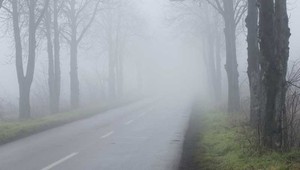 Vodiči, pozor! Vo viacerých okresoch Slovenska platí výstraha pred hmlou