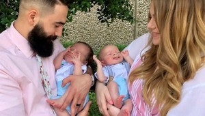 Jedno z dvojčiat sa narodilo s rázštepom: Dnes je jeho tvárička na nespoznanie