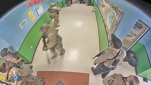 Uniklo VIDEO z vraždenia detí v škole. Policajti nekonečné minúty NEKONALI