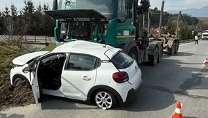 Nedala prednosť a nákladiak nemal šancu. Vodička auta mala obrovské šťastie