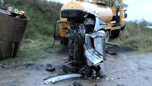 Desaťtonový valec poškodil cestný pirát. Prevrátil ho iba s osobným autom