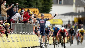 Sagan padol pri záverečnom špurte tretej etapy