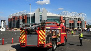 Fanúšikov na Old Trafforde museli evakuovať, zápas odložili