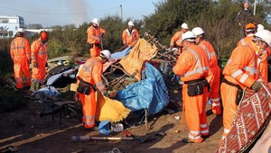 Francúzi búrajú tábor v Calais. Utečencov opúšťajú sny o Británii