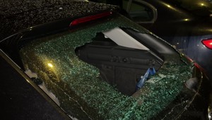 Muž mal k žene údajne platonickú lásku. Rozbil jej okno na aute sekerou