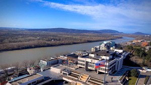 Muž sa pred Národnou radou SR pichol nožom. Chcel sa stretnúť s Borisom Kollárom