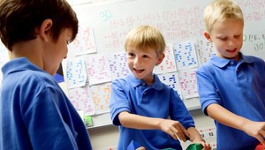 Muž si pýtal od chlapcov nahé fotky, potom ich vydieral