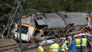 V Španielsku sa vykoľajil vlak, zomreli najmenej štyria ľudia